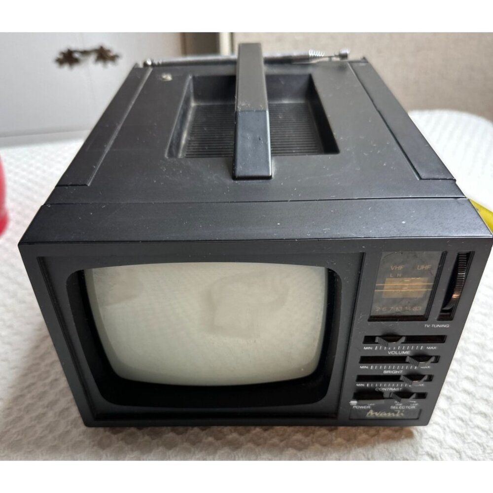 Avanti Portable Retro Analog TV VHF/UHF Tuning Handle Model TV-52W 90s B&W WORKS